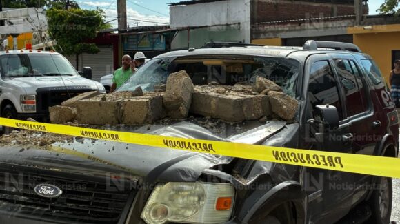 Tres vehículos resultan dañados tras caer un rayo en edificio y derribar una pared de una segunda planta en Los Mochis