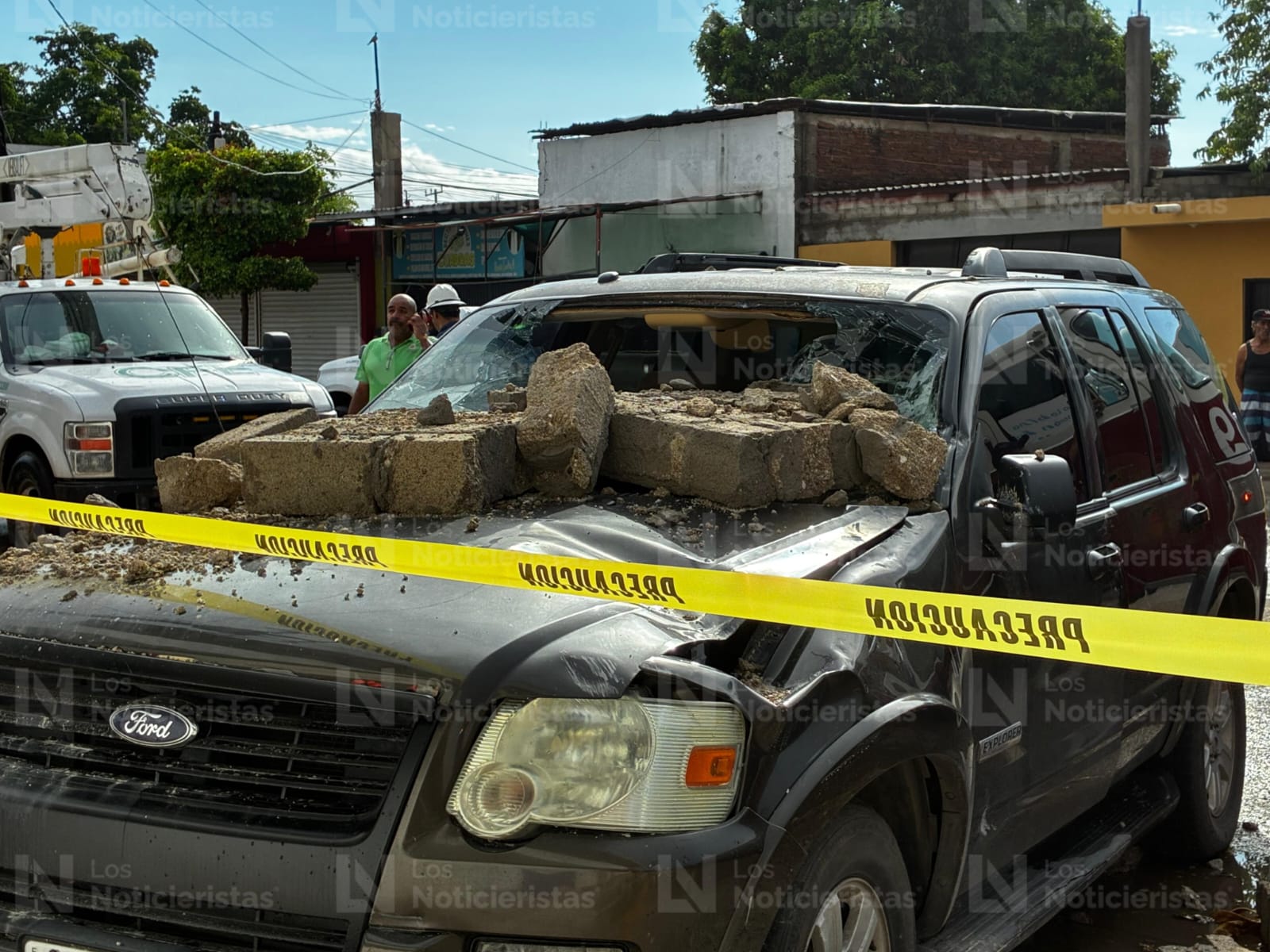 fuertes daños sufrieron los vehiculos afectados por la barda fuertes daños sufrieron los vehiculos afectados por la barda