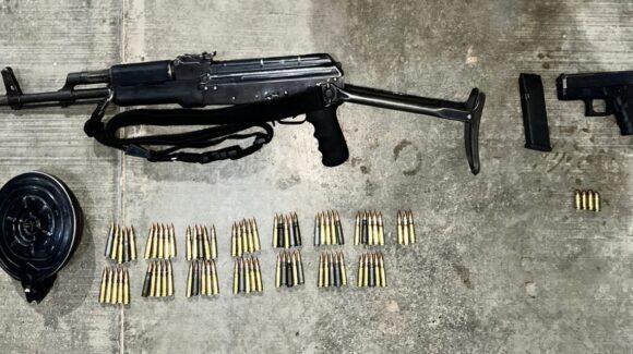 Militares decomisan un auto robado con explosivos, armas y cargadores en Badiraguato
