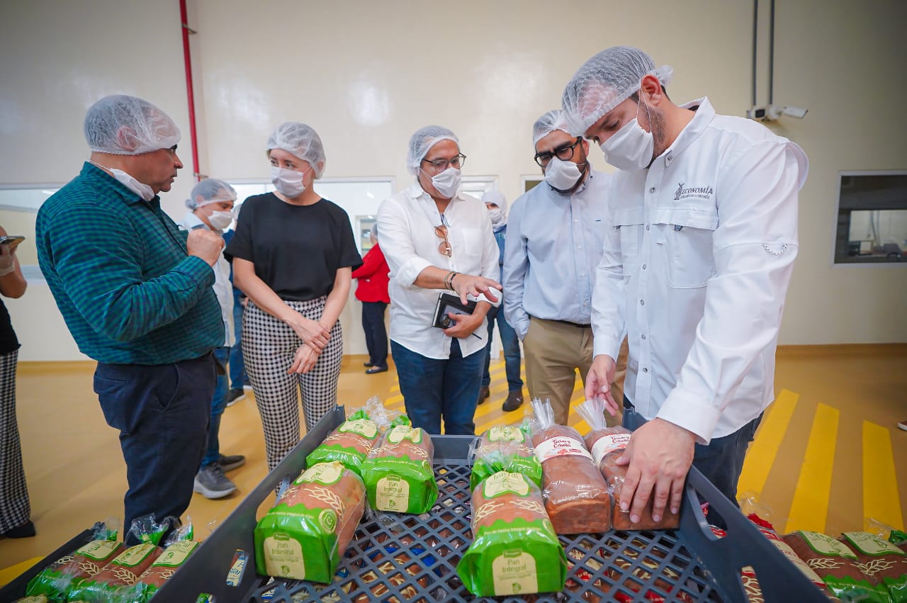 Gámez Mendívil, Ricardo Velarde y Luis Osuna en Fábrica de Pasteles Panamá