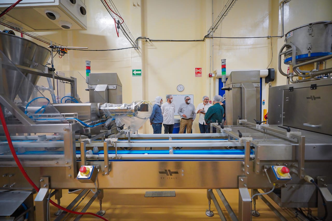 Gámez Mendívil, Ricardo Velarde y Luis Osuna en Fábrica de Pasteles Panamá