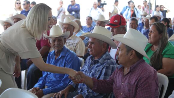 Entregan en Mazatlán 20 toneladas de sorgo gavatero a productores ganaderos y tener pastura