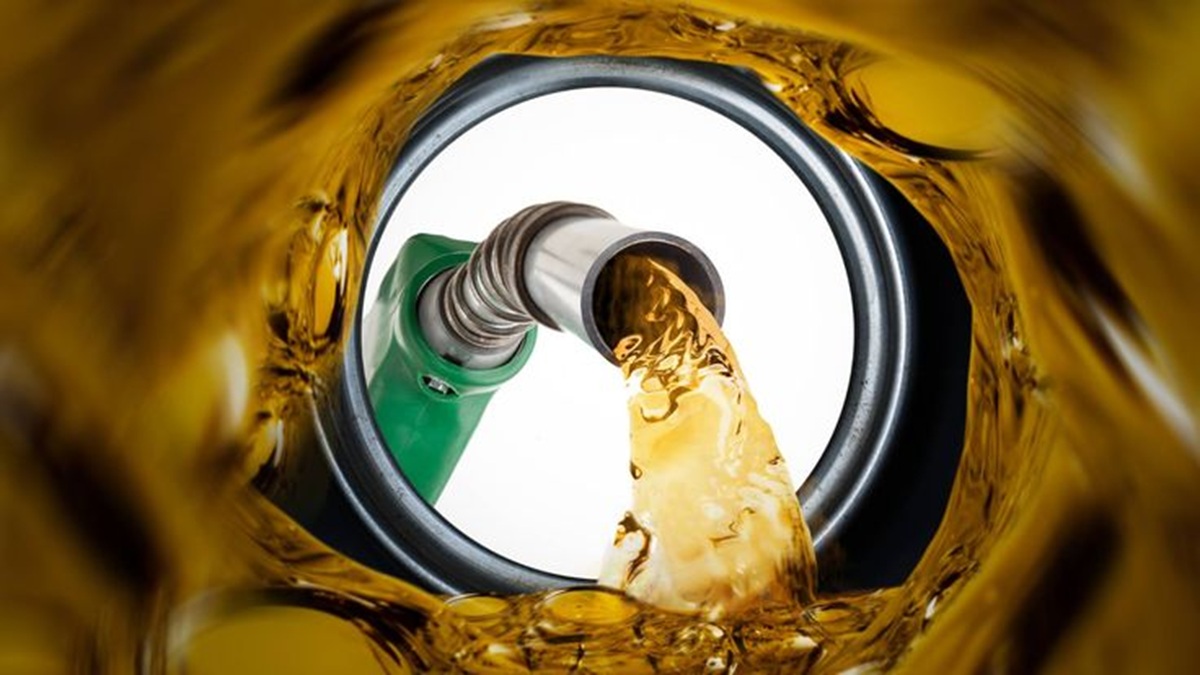 Gasolina verde en el tanque