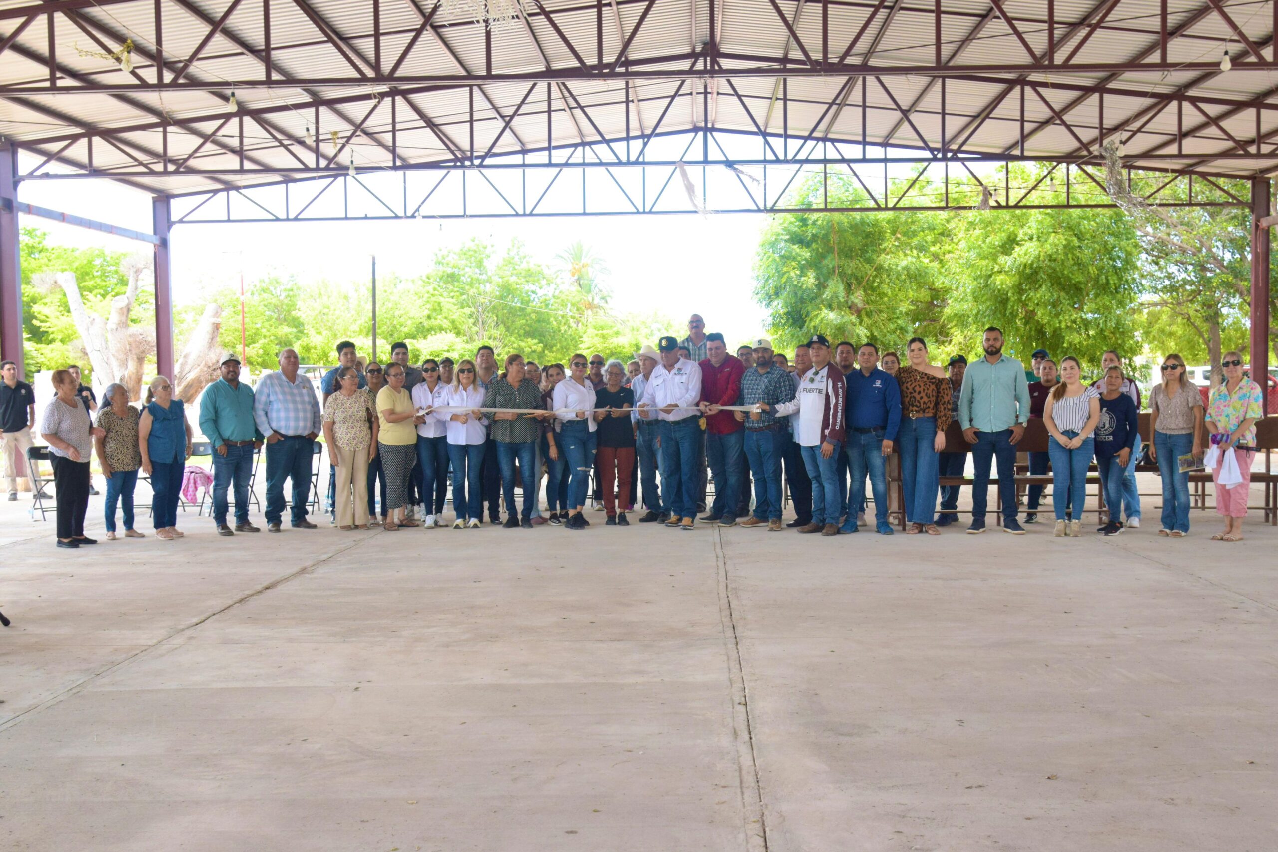 Gildardo Leyva entrega obras en comunidades de El Fuerte
