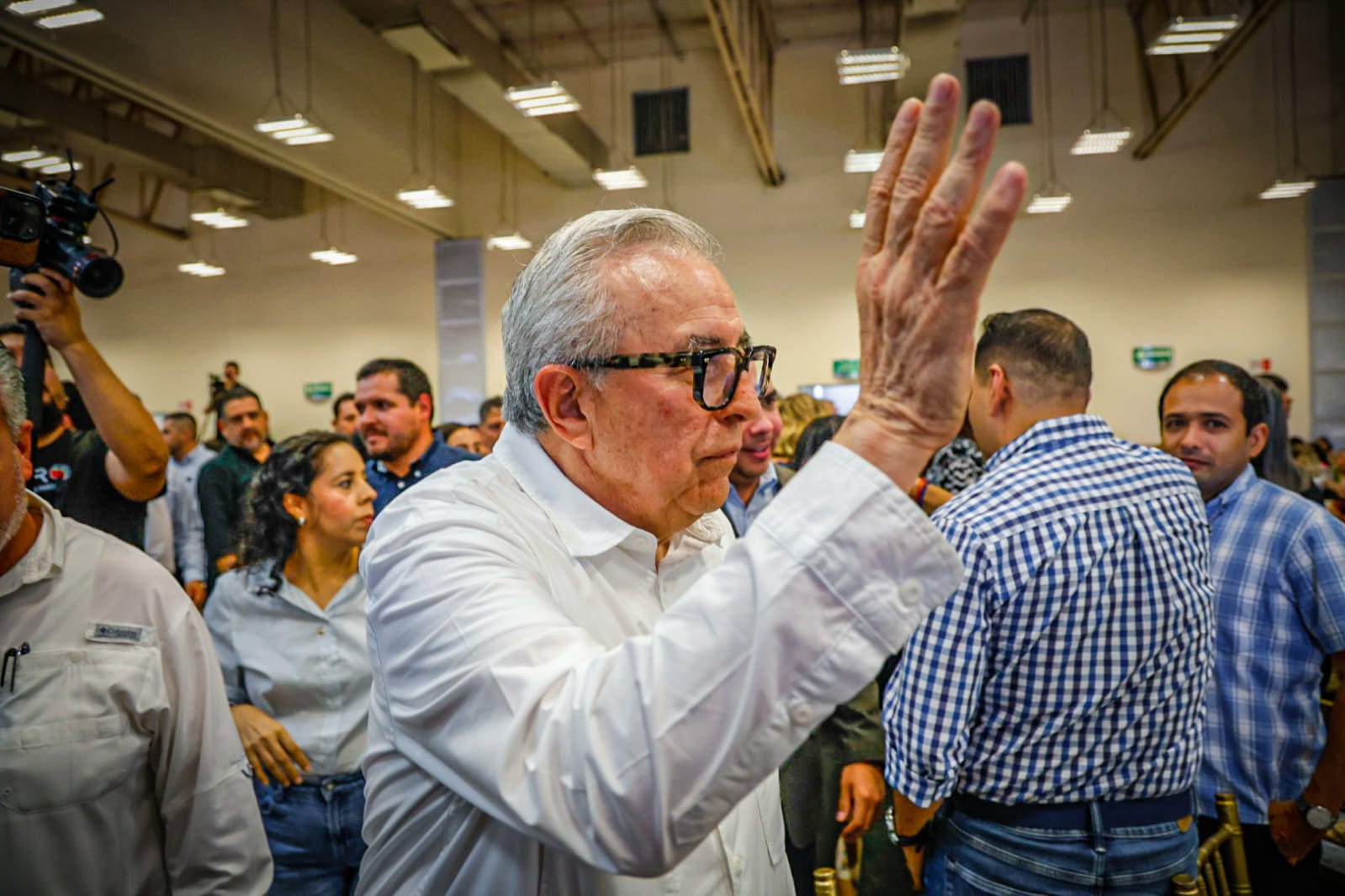 gobenador de sinaloa en evento del dia del servidor publico