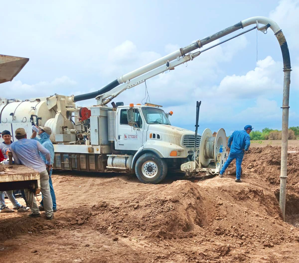 gobierno de el fuerte hace mantenimiento de red de drenaje de la constancia