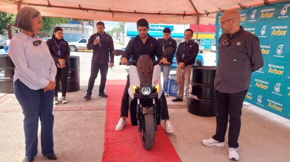 Dona grupo FICA motocicleta eléctrica al Ayuntamiento de Salvador Alvarado