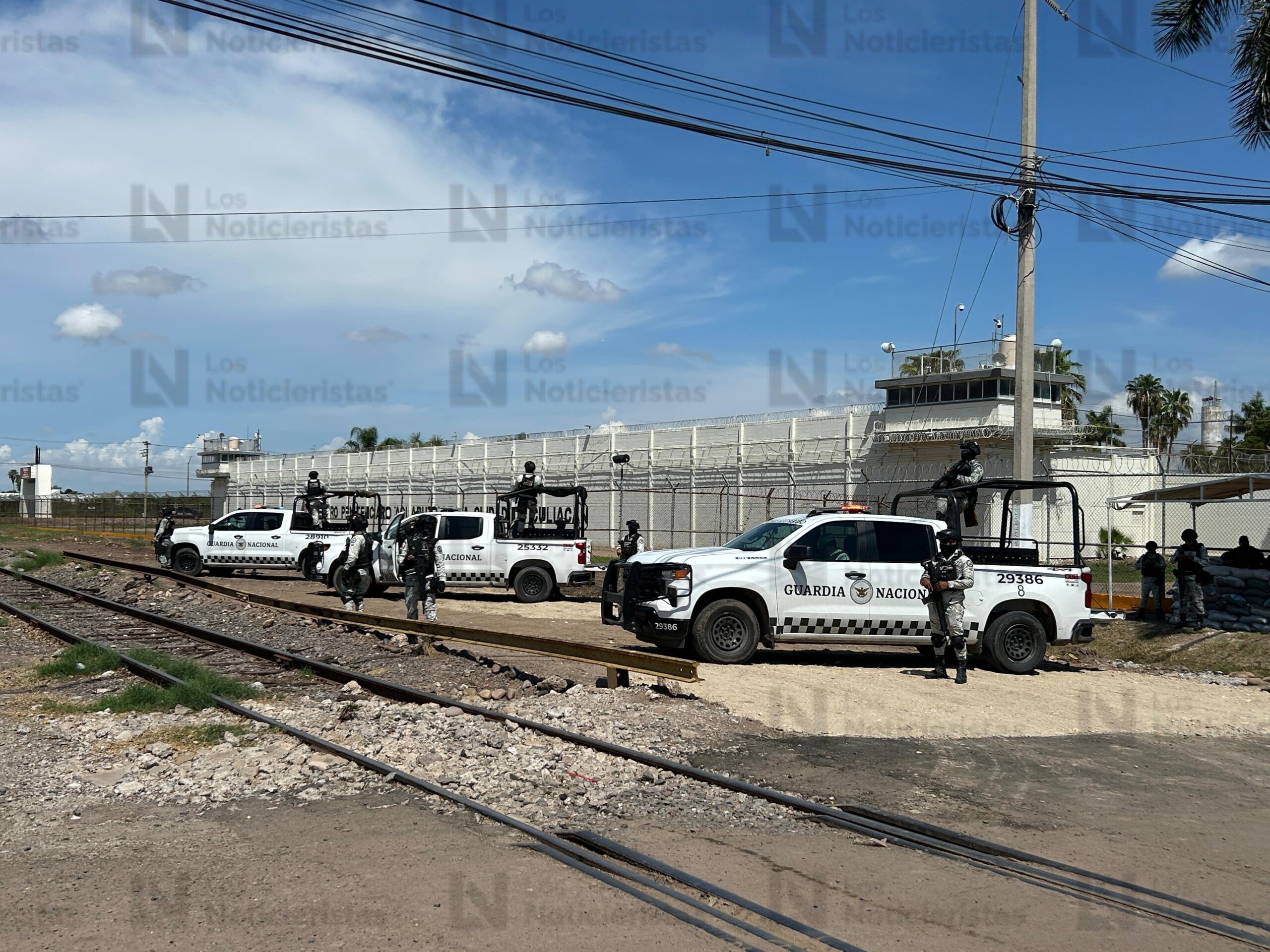 Elementos de la Guardia Nacional afuera del penal de Aguaruto en Culiacán