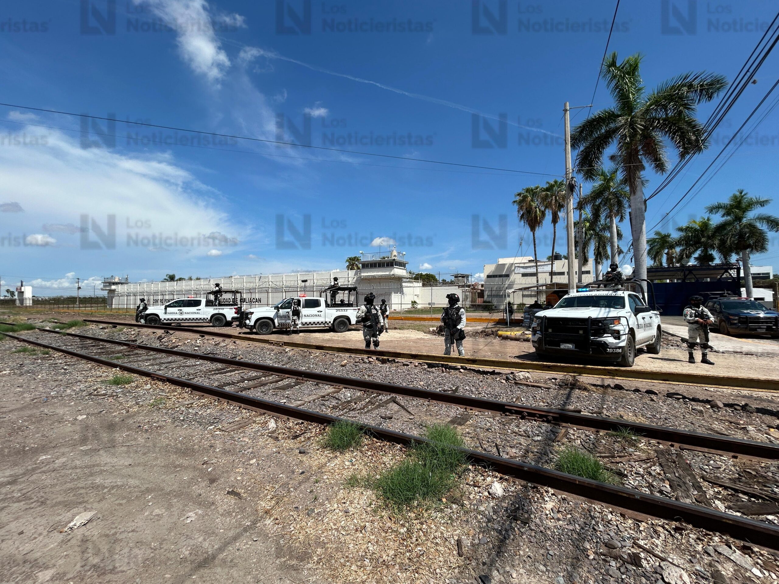 Elementos de la Guardia Nacional afuera del penal de Aguaruto en Culiacán