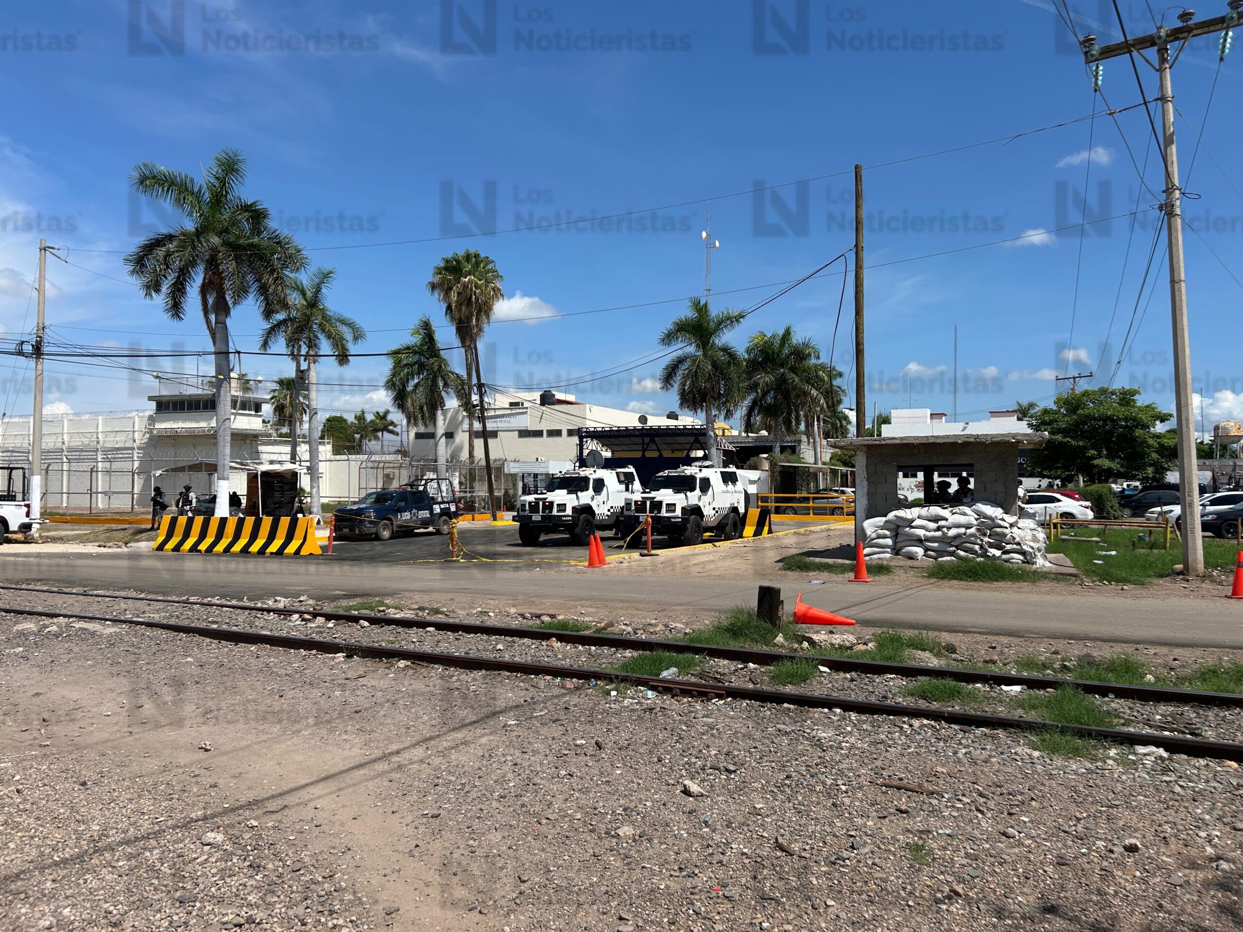 Elementos de la Guardia Nacional afuera del penal de Aguaruto en Culiacán