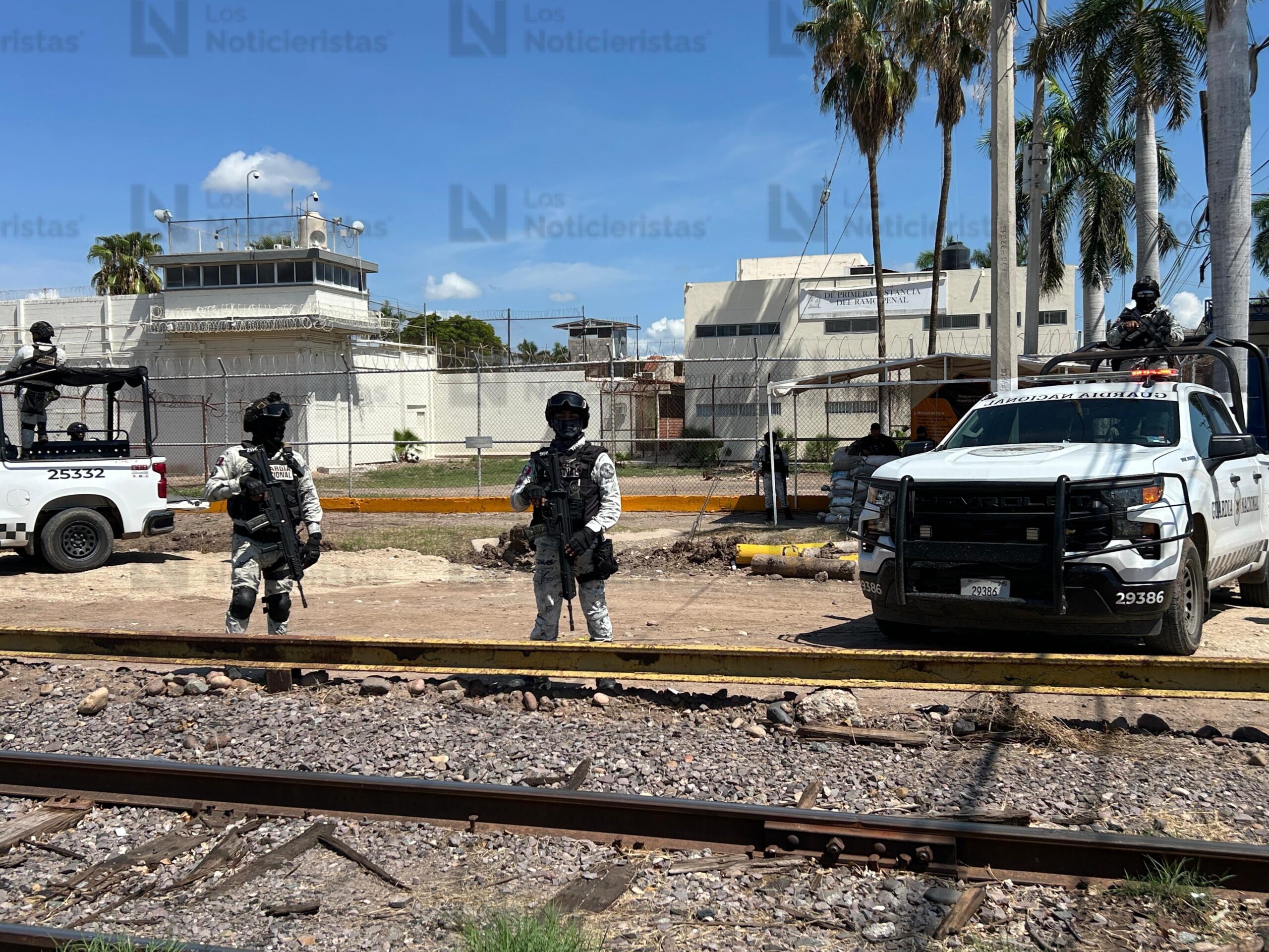 Elementos de la Guardia Nacional afuera del penal de Aguaruto en Culiacán