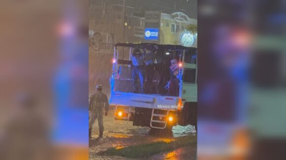 ¡Ni el ratón se salva! Guardia Nacional rescata a Criky Mouse durante lluvias en Mazatlán