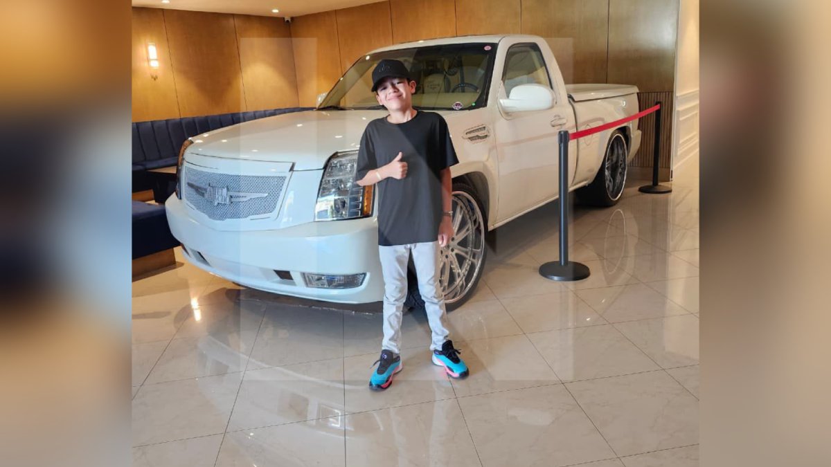 Hijo de Ariel Camacho visita Del Records