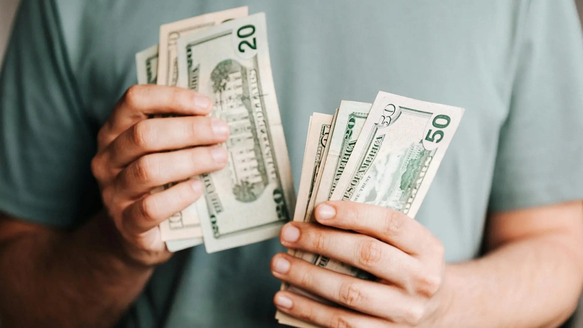 Hombre contando billetes de dólar