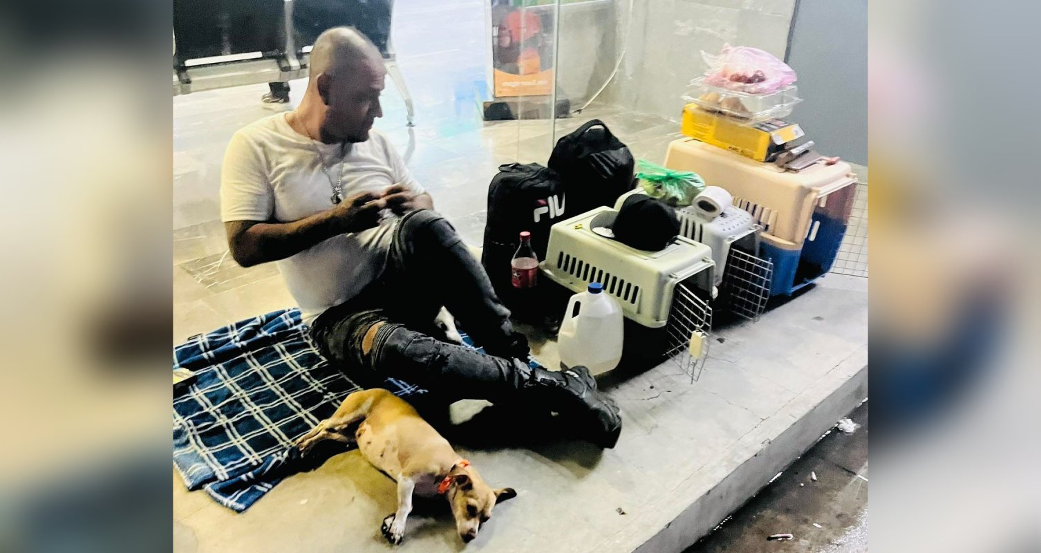 hombre mochitense y sus tres fieles compañeras perrunas