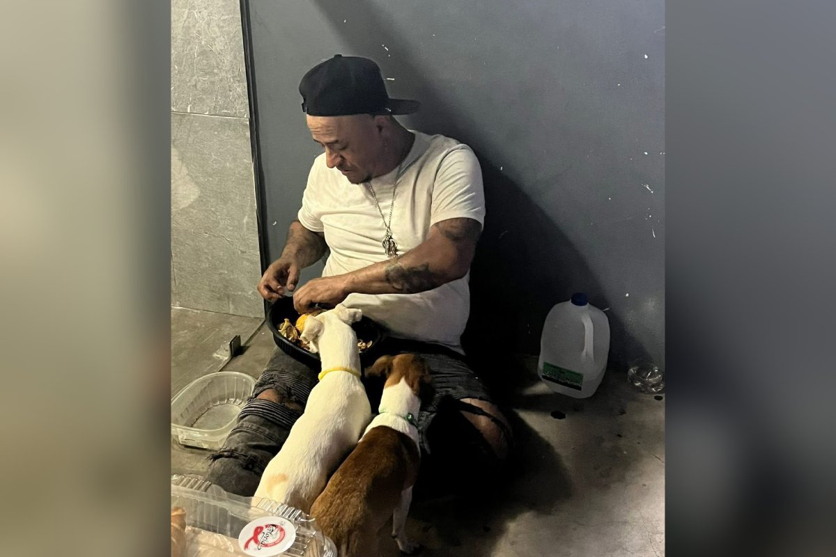 hombre mochitense y sus tres fieles compañeras perrunas