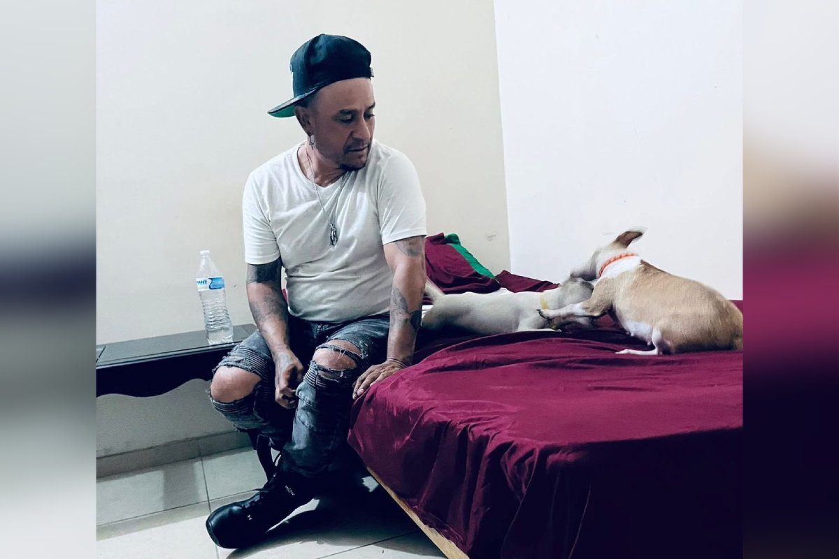 hombre mochitense y sus tres fieles compañeras perrunas