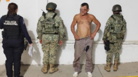 ¡Amenazó con un arma blanca! Detienen a sujeto por asalto en una tienda de conveniencia en Culiacán