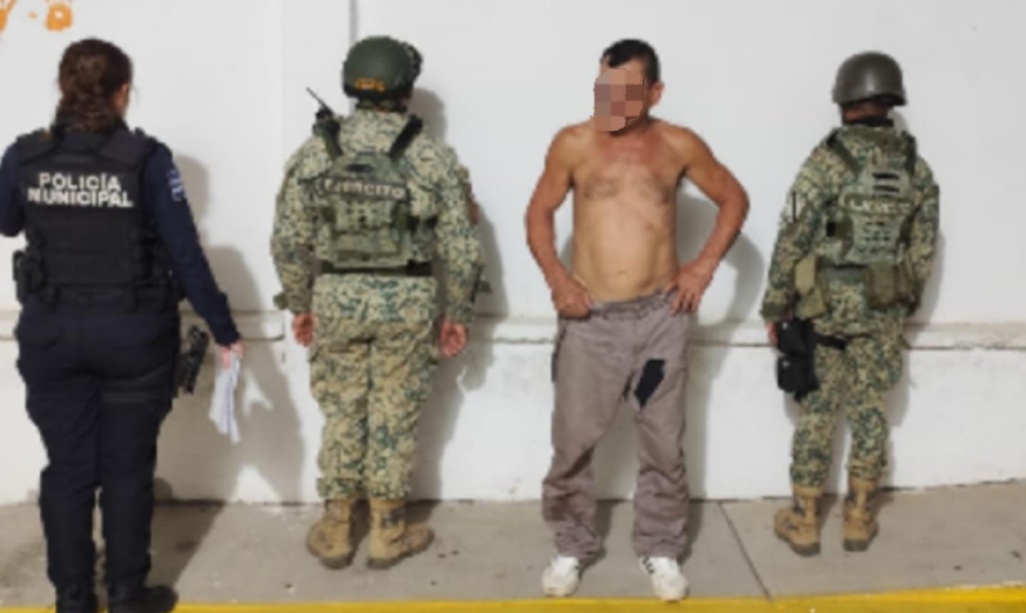 Elementos del Ejercito y Policía Municipal presentando a hombre detenido por asalto con arma blanca