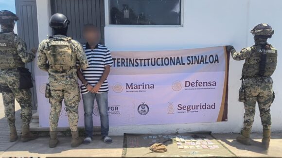 Detienen en Mazatlán a hombre con presunta droga; intentó huir al ver a las autoridades