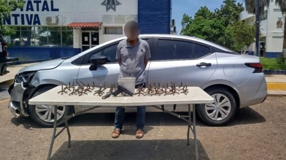 En un auto robado aseguran a civil con una pistola, cargador y cubetas con “ponchallantas”, en Culiacán