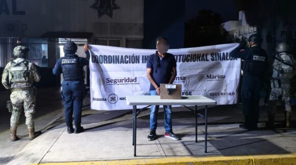 ¡Los amenazó con un arma de fuego! Detienen a un hombre por violencia familiar, en Culiacán