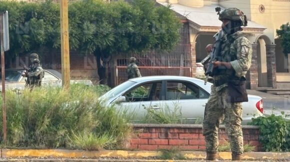 A bordo de un carro, ejecutan a balazos a un hombre en la colonia Buenos Aires de Culiacán