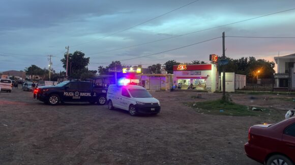 ¡Pedía auxilio! Hombre llega con un cuchillo en el pecho a un expendio en El Cubilete, Guasave, y pierde la vida