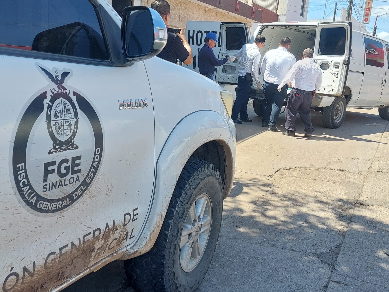 Funerarios y peritos acuden al hotel donde encontraron a un hombre sin vida en Guamúchil