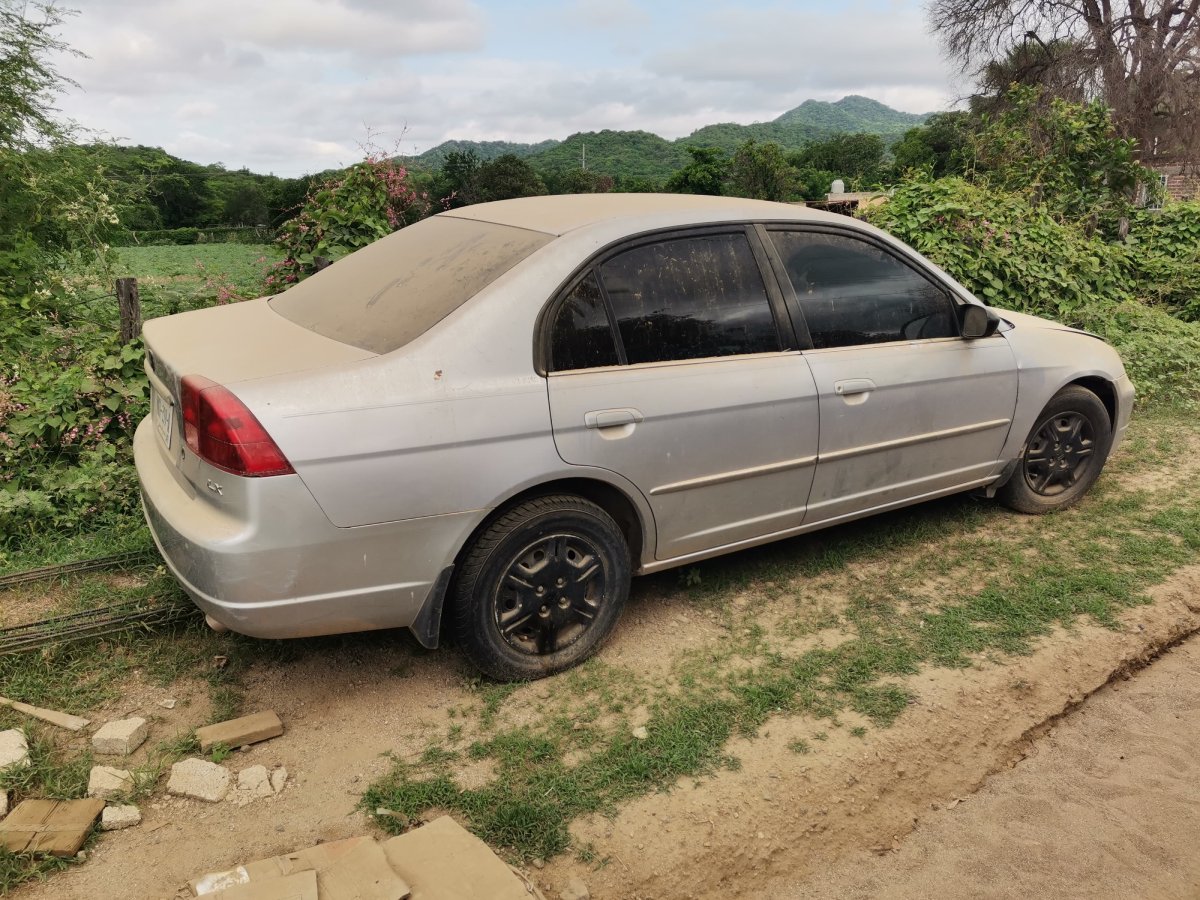automóvil Honda Civic en estado de abandono