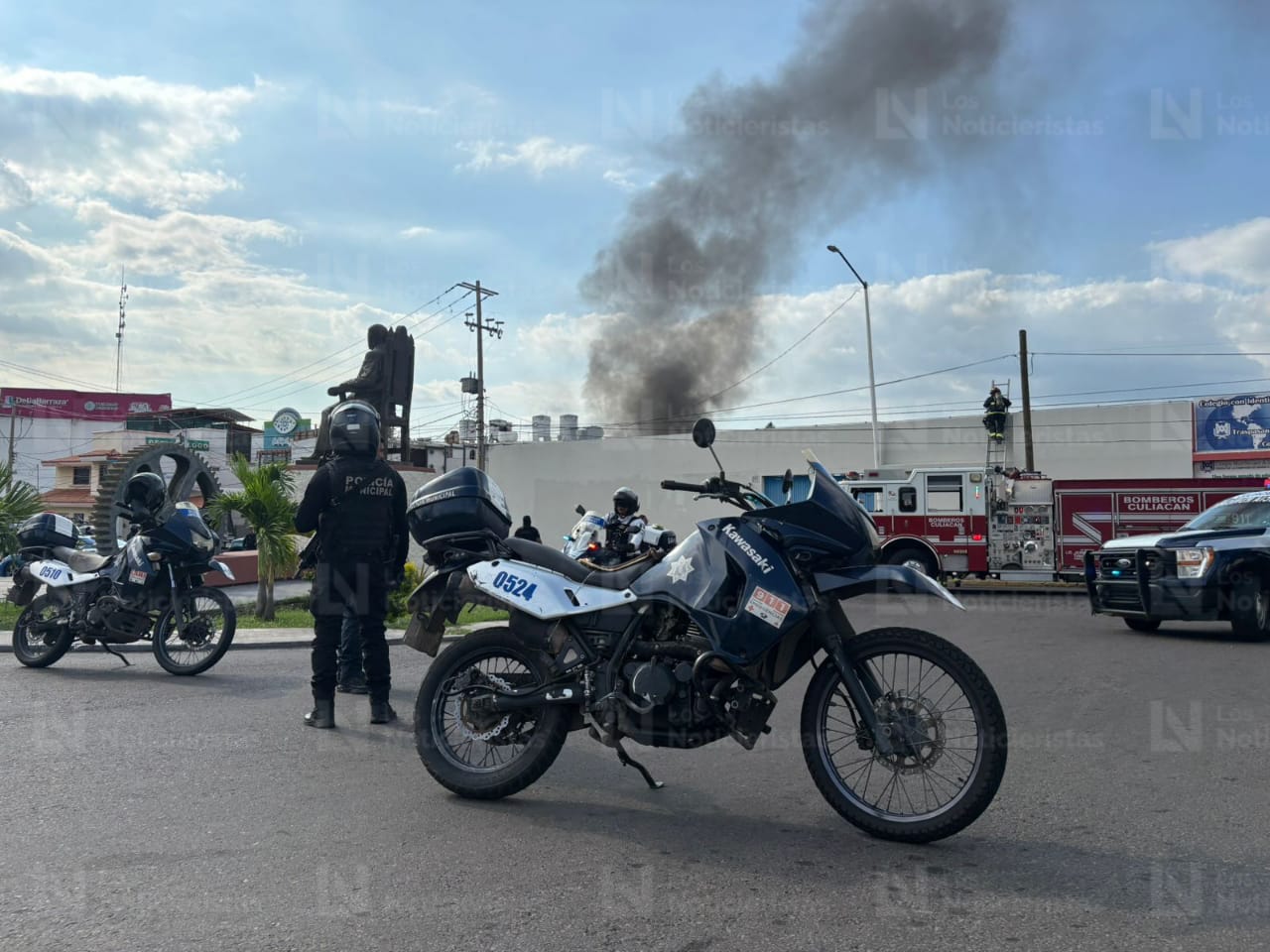 Incendio en bodega de colegio de Culiacán