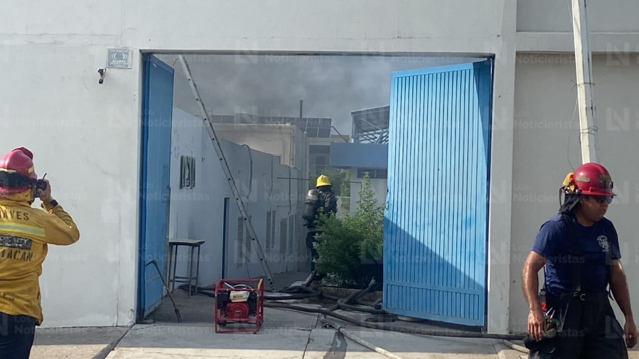 Incendio en bodega de colegio de Culiacán