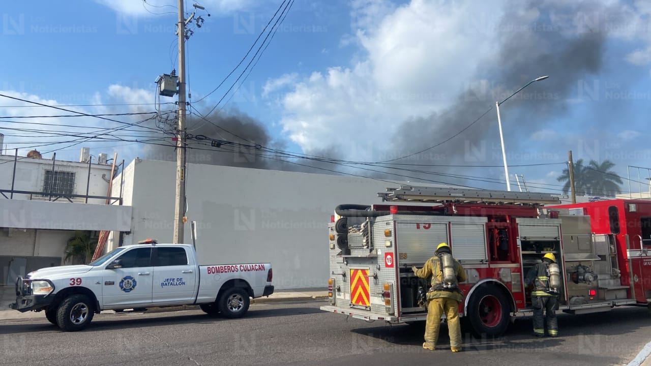 Incendio en bodega de colegio de Culiacán