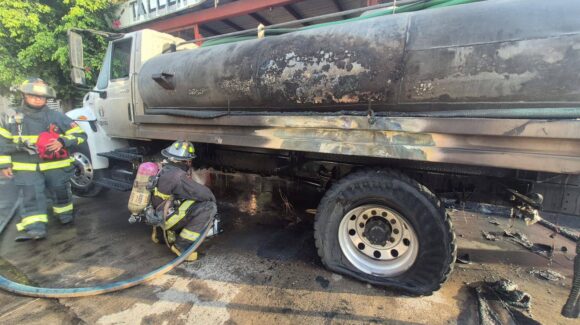 Se incendió pipa de agua cuando le realizaban reparaciones en el tanque de gasolina en Mazatlán