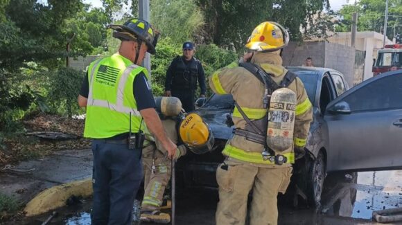 Se incendia un automóvil en la colonia 24 de Febrero, en Guasave; conductor logra salir ileso