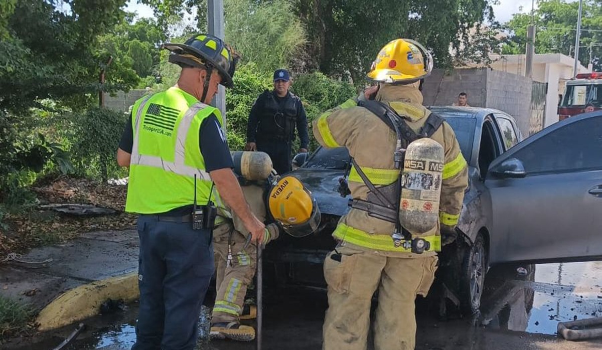Bomberos atienden incendio de vehículo en colonia de Guasave