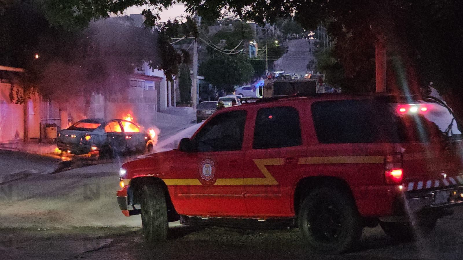 Bomberos combaten incendio de un vehículo en la colonia Lázaro Cárdenas, en Culiacán