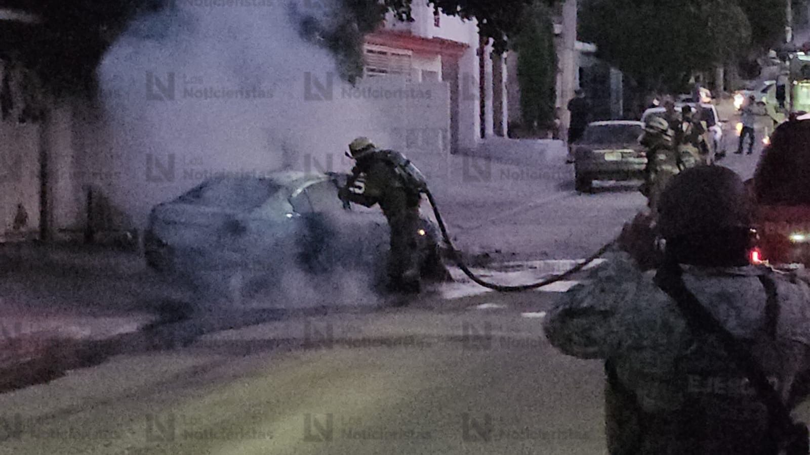 Bomberos combaten incendio de un vehículo en la colonia Lázaro Cárdenas, en Culiacán