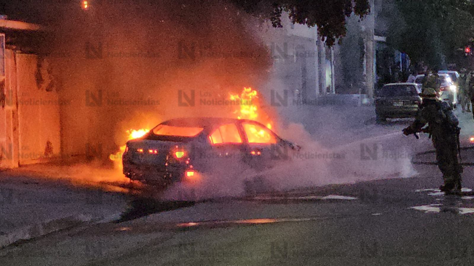 Bomberos combaten incendio de un vehículo en la colonia Lázaro Cárdenas, en Culiacán