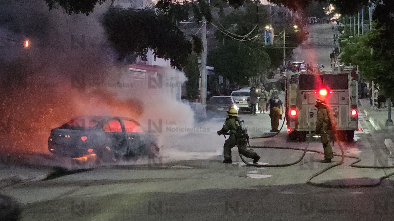 Bomberos combaten incendio de un vehículo en la colonia Lázaro Cárdenas, en Culiacán