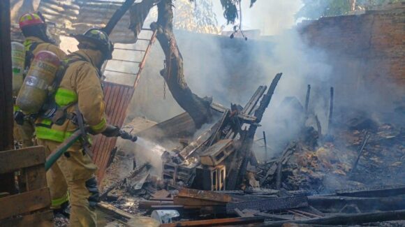 Rápida acción de bomberos evita tragedia en la colonia Salvador Allende de Mazatlán