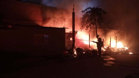 Se registra incendio en la colonia Rincón de Urías, en Mazatlán; una persona resultó herida