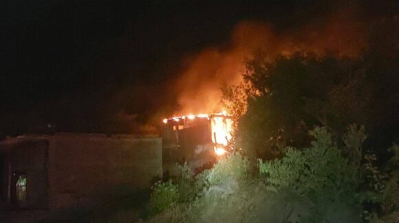 Fuego consume vivienda en Santa Teresa de Mazatlán; Bomberos controlan el siniestro