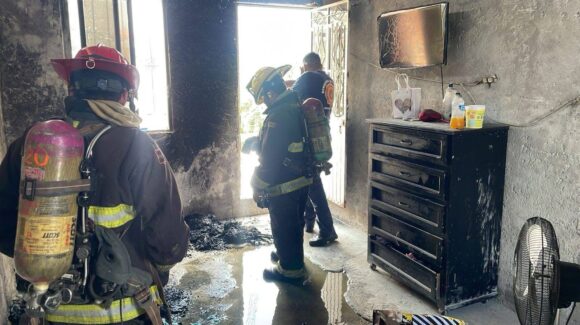 ¡Fuego bajo control! Moviliza a Bomberos incendio en vivienda de Mazatlán
