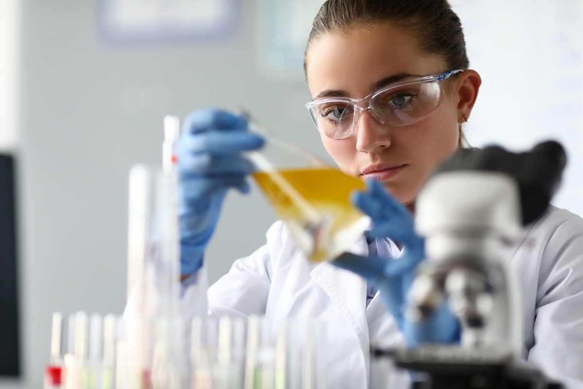 Ingeniera bioquímica en un laboratorio