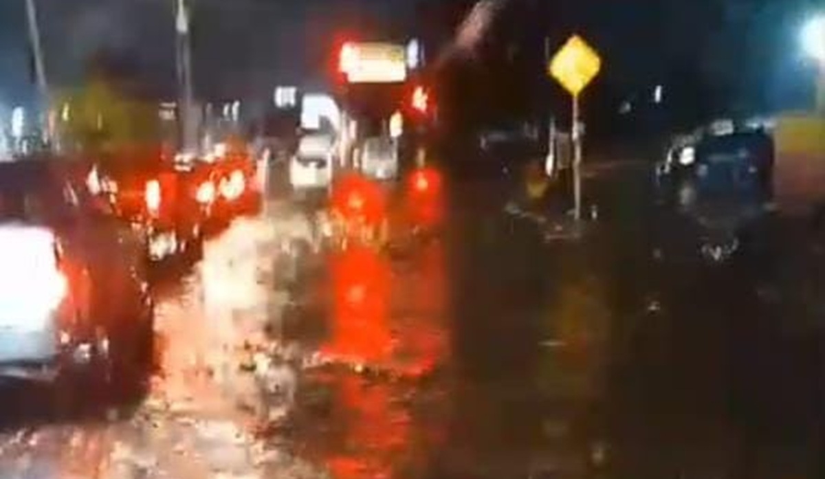Lluvias dejan inundadas calles de Mazatlán