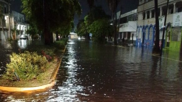 No sean impacientes, llama Protección Civil en Mazatlán ante querer transitar durante las lluvias