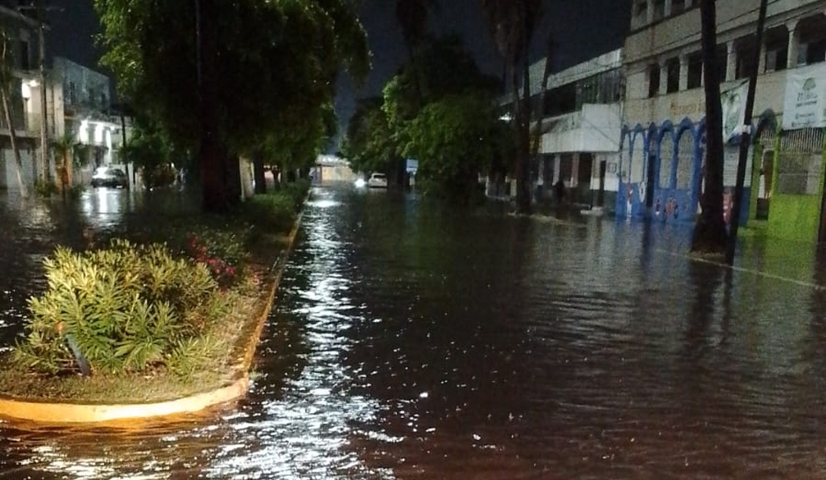 Lluvias dejan inundadas calles de Mazatlán