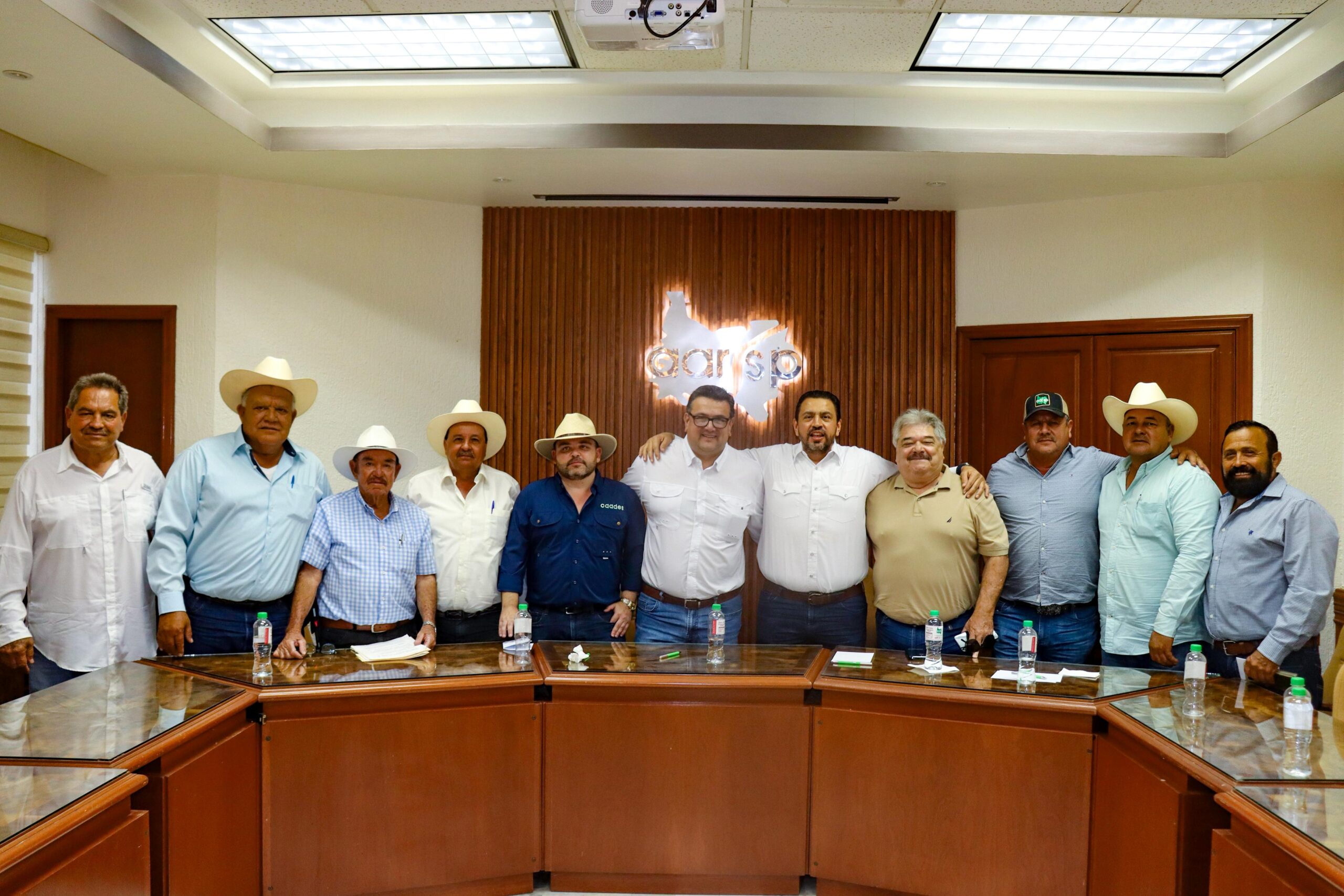 ismael bello y asociaciones de agricultores en renuion en guasave