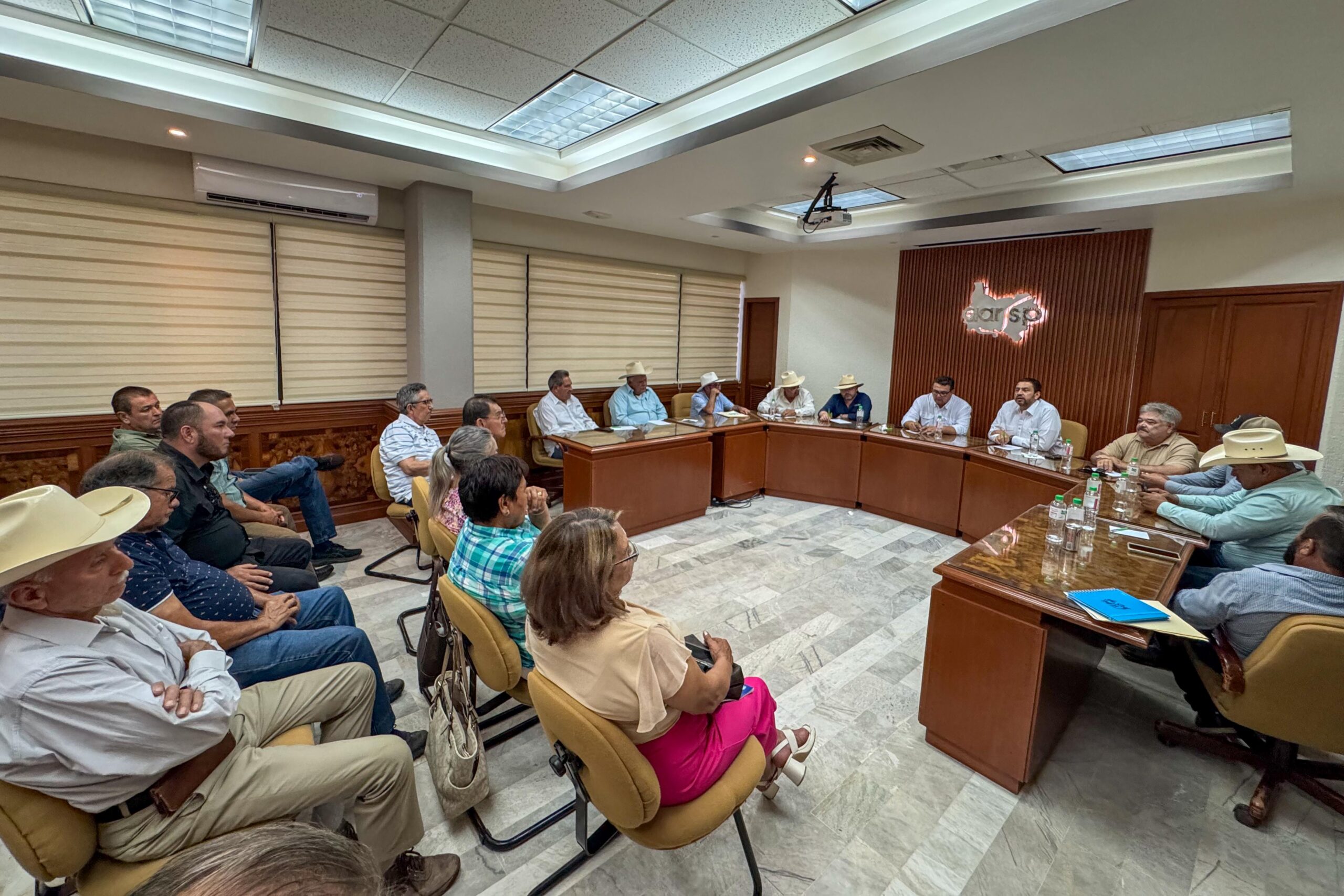 ismael bello y asociaciones de agricultores en renuion en guasave sinaloa